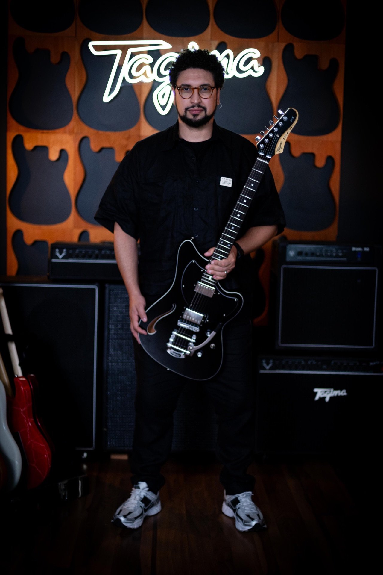 Felipe Eubank com guitarra Tagima, backdrop de estúdio